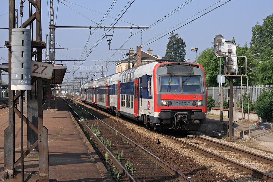 Alors que les r&eacute;novations ont commenc&eacute; pour les Z 8800, la rame 01B (blasonn&eacute;e Saint-Gratien) assure en ce samedi un train de banlieue pour La Defense.