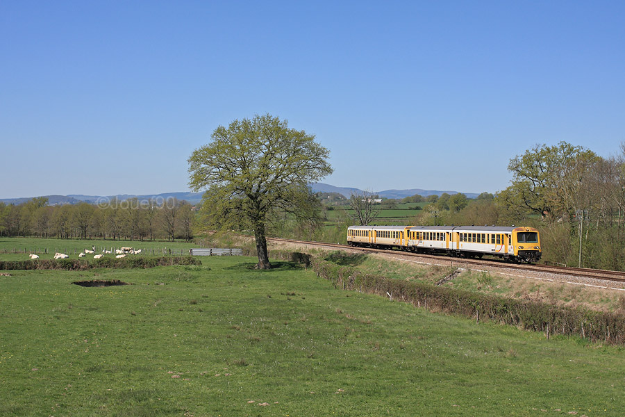 Dernier train du roulement encore en UM, le TER 893083 voit en ce samedi la relation assurée par deux EAD jaune Lithos, ex-Metrolor. L'UM est vue du côté de Mesvres avec l'X 4787 / XR 8787 en tête et l'X 4800 / XR 8800 (ex-RAP XP 94753 / XRP 98753) en queue.