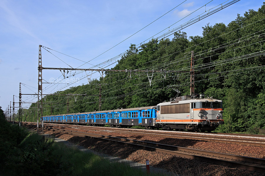 La BB 8620, ayant repris du service une semaine auparavant, est vue dans la forêt du Perray avec deux RIO 88.