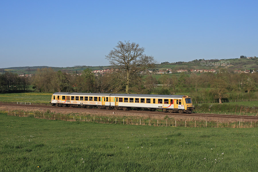 L'X 4786 / XR 8786 est vu sous la lumi&egrave;re vesp&eacute;rale dans la campagne de la Sa&ocirc;ne-et-Loire alors qu'il assure un train pour Montchanin.