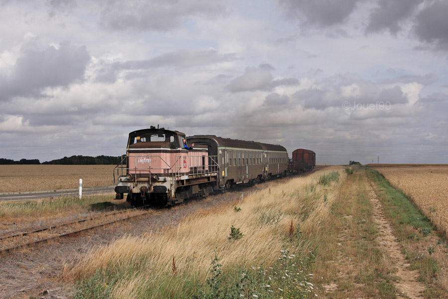 Un 63500 am&egrave;ne deux DEV Inox et quatre wagons de l'Infra jusqu'&agrave; Ch&acirc;teaudun.