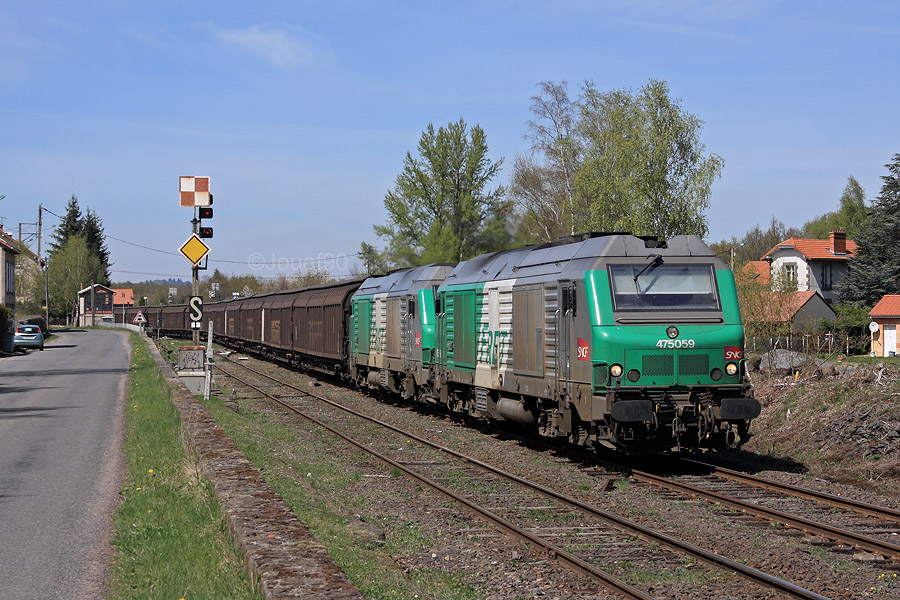 Une UM de BB 75000 tracte ce train d'eau en provenance de Laqueuille et &agrave; destination de Clermont-Ferrand.