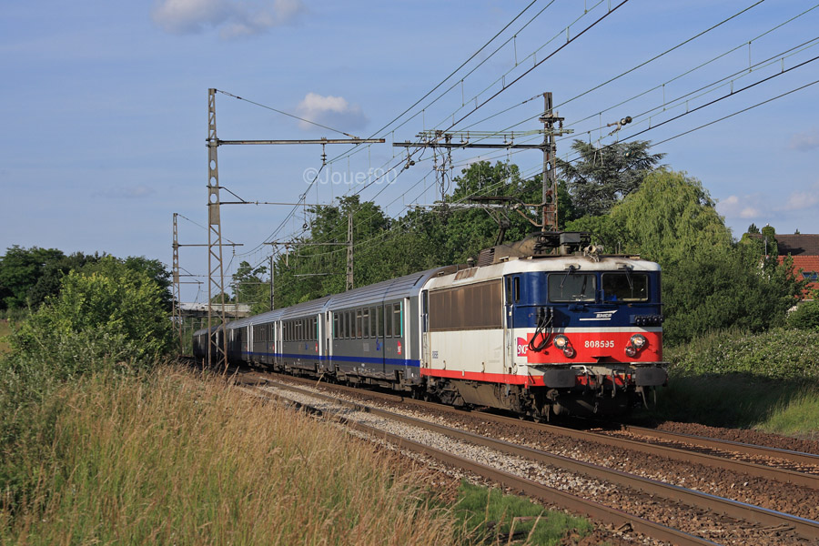 La BB 8595 remplace au pied lev&eacute; une BB 7200 ou 9200 manquante au roulement sur un TER pour Chartres.
