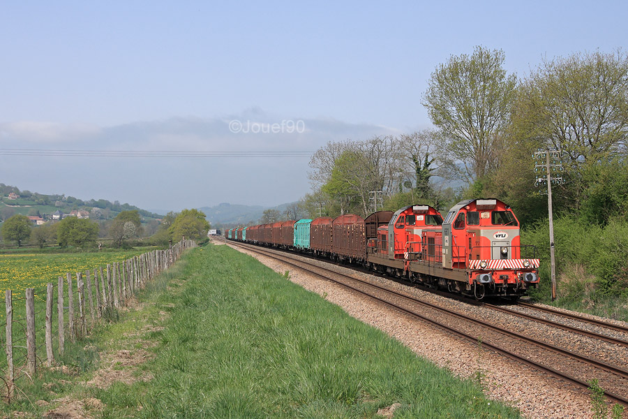 Les BB 661 (ex-BB 66614) et BB 663 (ex-BB 66616) traversent la campagne de la Sa&ocirc;ne-et-Loire en t&ecirc;te de ce train de bois en provenance de Saulieu.