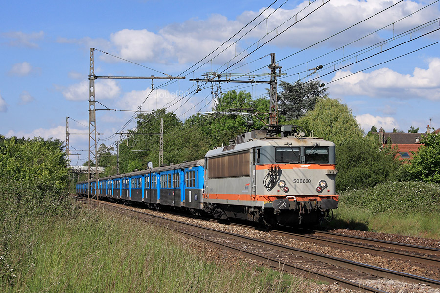 La BB 8620 s'appr&ecirc;te &agrave; franchir la gare des Essarts-le-Roi en t&ecirc;te de ses deux RIO &agrave; destination de Chartres.