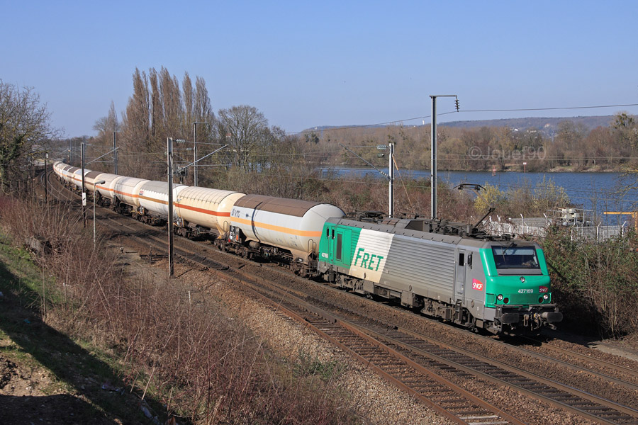 La BB 27169 est vue du c&ocirc;t&eacute; de Guerville en t&ecirc;te de cette rame de citernes transportant de l'ammoniac anhydre en provenance du Havre.