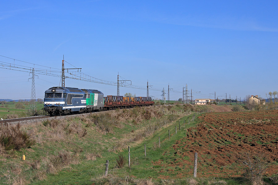 Une UM de BB 67400 assure la traction de cette rame de co&iuml;ls &agrave; destination de St-Ch&eacute;ly-d'Apcher.