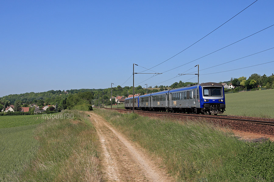 Les X 4915 / XR 8908 / X 4916 et X 4795 / XR 8795 se dirigent en W vers Trappes afin d'effectuer un passage au tour en fosse.