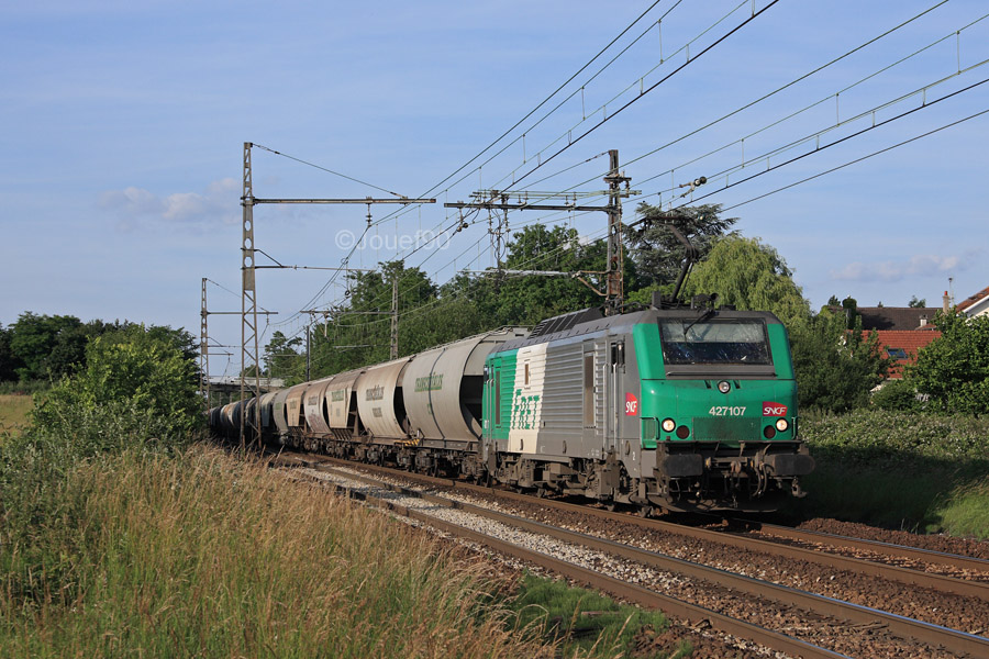 La BB 27107 achemine cette double rame de c&eacute;r&eacute;aliers &agrave; Chartres.