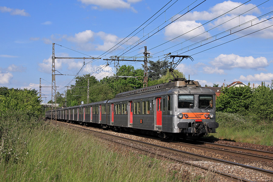 Une UM de Z 5300, assurant un train pour Rambouillet, s'appr&ecirc;te &agrave; marquer l'arr&ecirc;t en gare des Essarts-le-Roi.