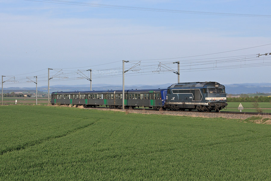 Un BB 67400 Arzens assure la pousse de ce TER &agrave; destination de Moulins-sur-Allier.