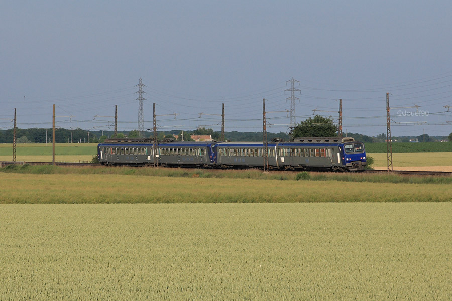 Une UM de Z2 en livr&eacute;e TER est vue sur un train reliant Le Mans &agrave; Paris-Montparnasse.