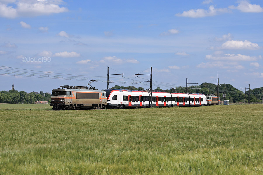 Deux BB 22200 de Marseille encadrent cette rame Flirt de seconde g&eacute;n&eacute;ration partant effectuer de nouveaux essais autour de la c&eacute;l&egrave;bre commune de Plouaret-Tr&eacute;gor.