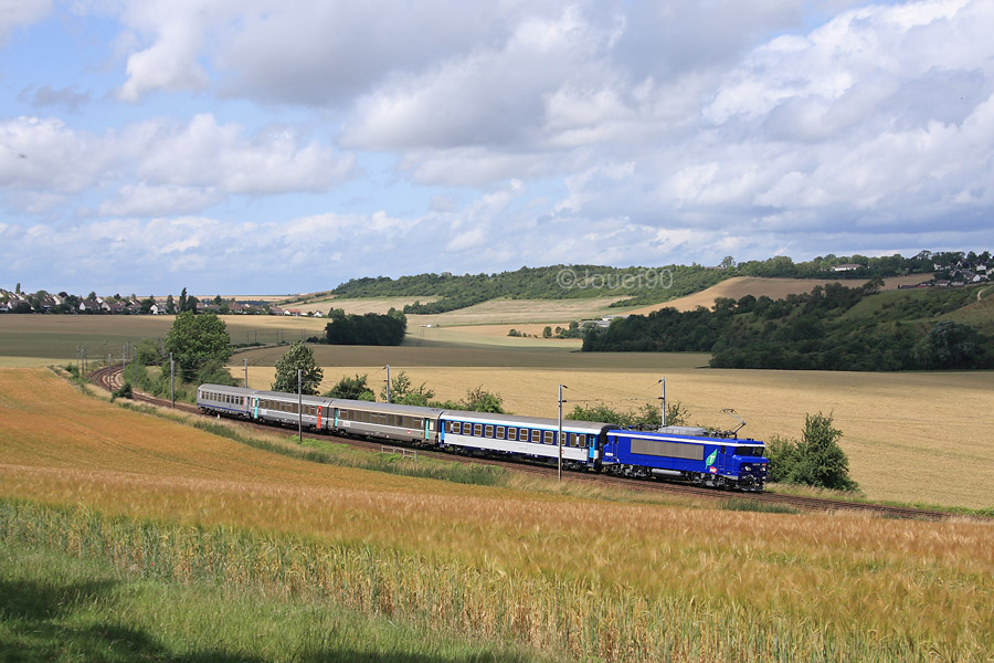 Les BB 22218, sortie il y a peu des ateliers de Sotteville - Quatre Mares, achemine ces quatre voitures Corail &agrave; Juvisy. Certaines de celles-ci emprunteront ensuite le W Juvisy - Bordeaux afin d'&ecirc;tre achemin&eacute;es aux ateliers de P&eacute;rigueux.