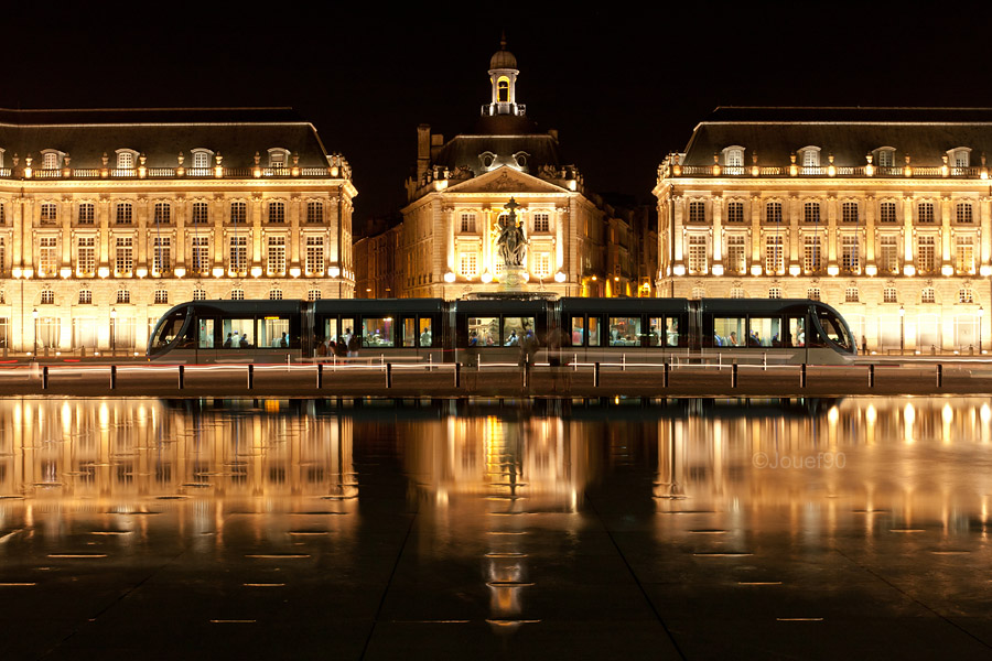 En provenance de B&egrave;gles et de la gare St-Jean, un tramway Citadis bordelais marque l'arr&ecirc;t &agrave; la Place de la Bourse, juste devant le plus grand miroir d'eau du monde. Celui-ci se dirigera ensuite vers la grande place des Quinconces.