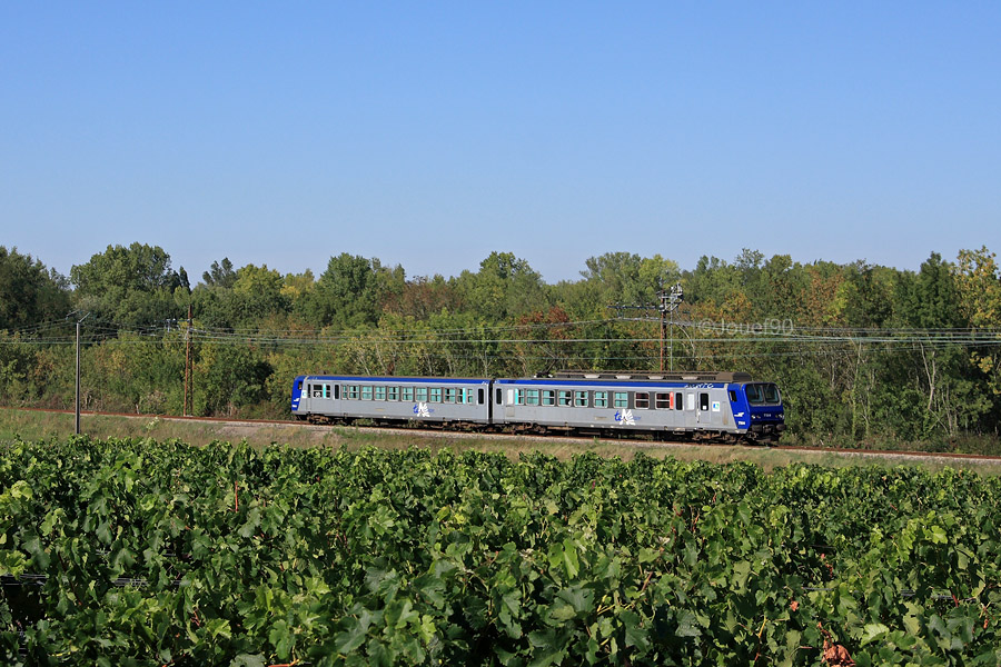 La Z 7304, encore dot&eacute;e du logo casquette, est vu pr&egrave;s de Pauillac sur un TER reliant la gare de Bordeaux-St-Jean &agrave; celle de la Pointe-de-Grave.