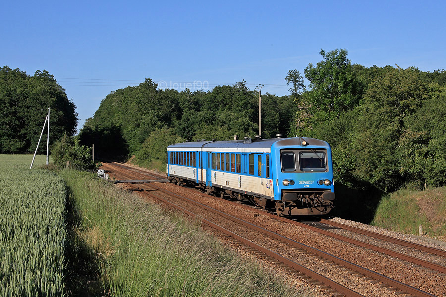 L'X 4776 / XR 8776 approche de la gare de Tilli&egrave;res sur un train &agrave; destination d'Argentan.
