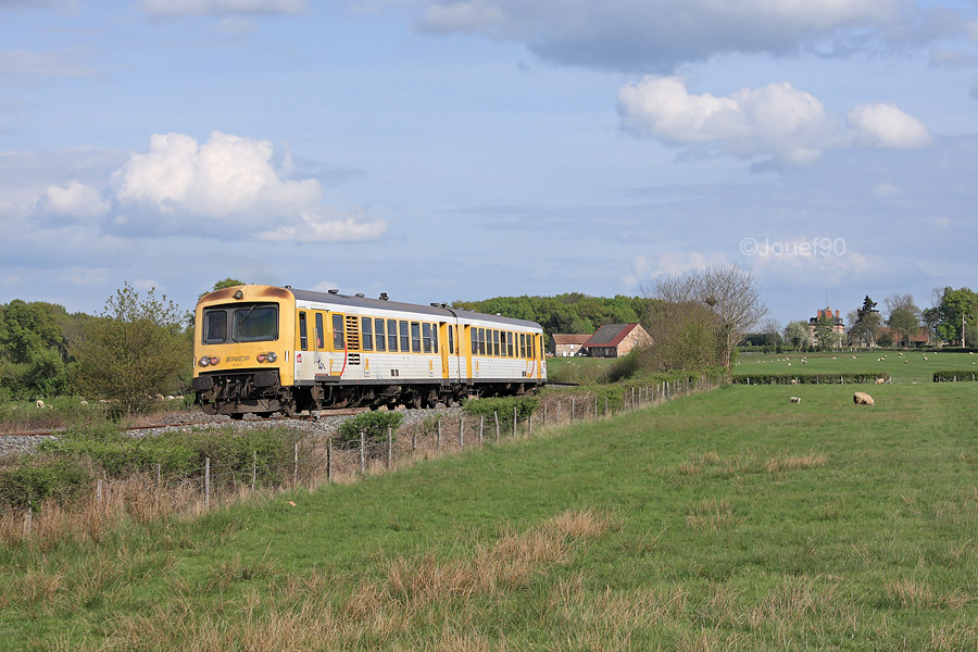 L'X 4787 / XR 8787 est vu quittant Moulins-sur-Allier sur un TER pour Montchanin.