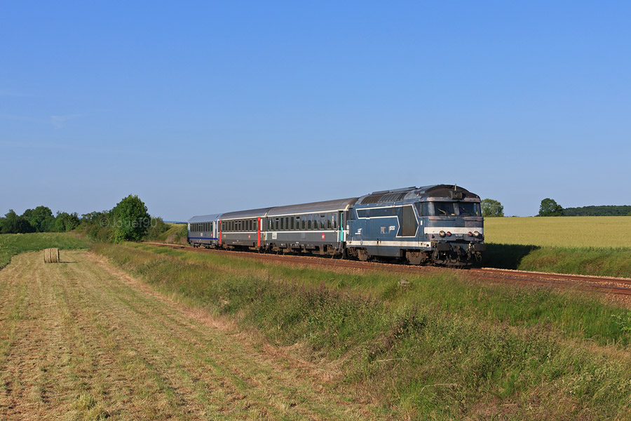 Un InterCit&eacute;s reliant la ville de Caen &agrave; celle de Tours est vu du c&ocirc;t&eacute; de St-Germain-sur-Sarthe avec un BB 67300 Arzens en t&ecirc;te.