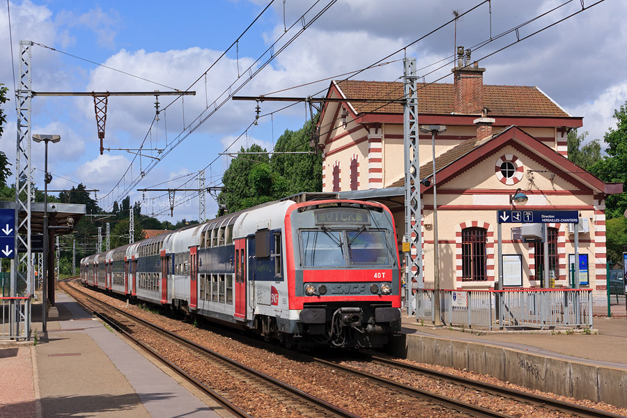 La Z 5679/5680 s'apprête à marquer l'arrêt en gare de Jouy-en-Josas alors qu'elle assure un train à destination de Versailles-Rive-Gauche.