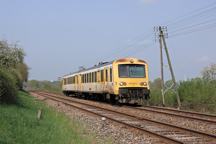 L'X 4787 / XR 8787 vient tout juste de quitter Montceau-les-Mines sur ce TER &agrave; destination de Moulins.