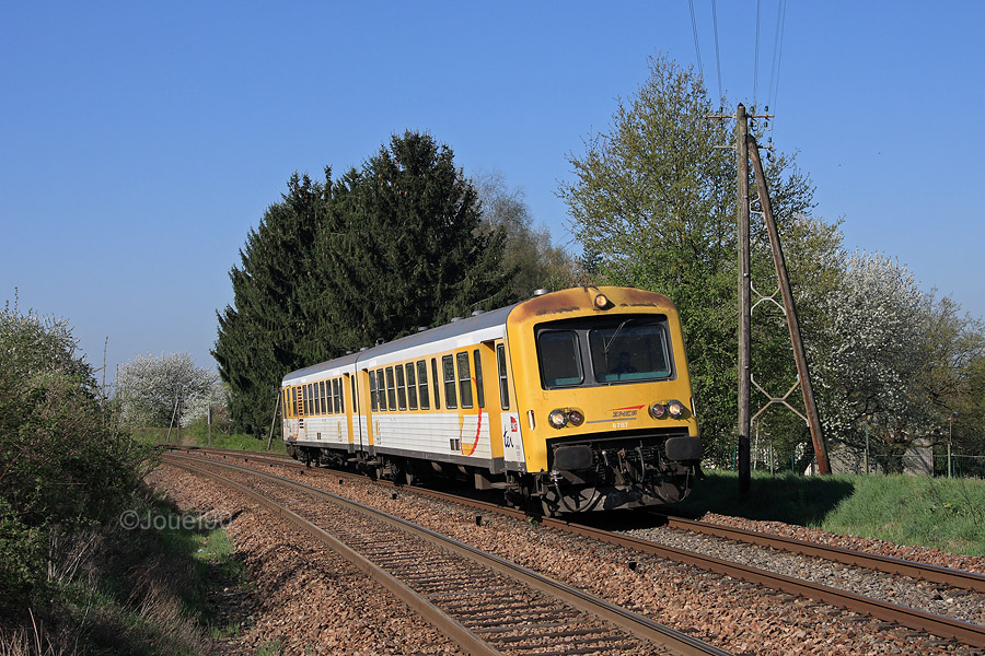 L'X 4787 / XR 8787 s'appr&ecirc;te &agrave; marquer l'arr&ecirc;t en gare de Blanzy alors qu'il assure un TER pour Montchanin.