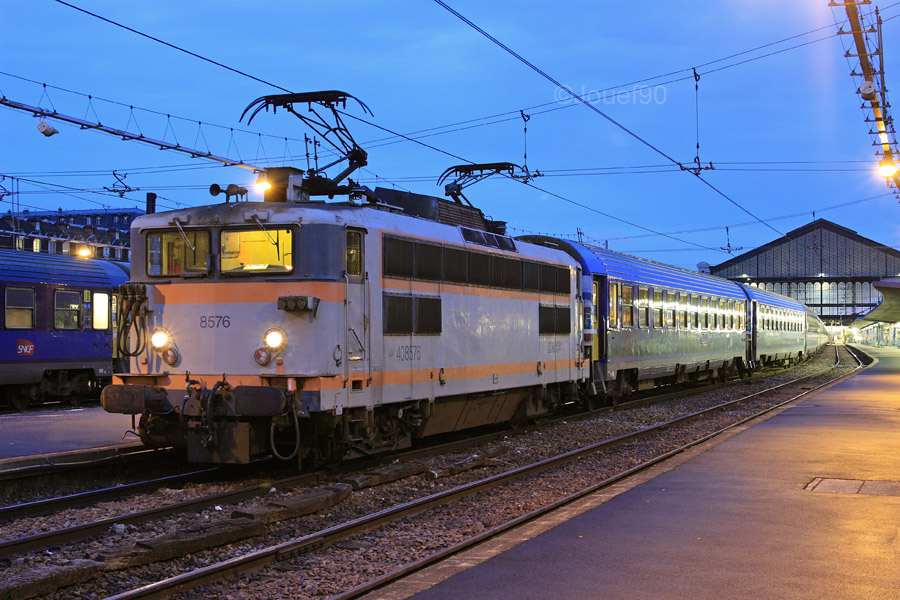 La BB 8576 Petite Cabine en livr&eacute;e B&eacute;ton attend l'autorisation de d&eacute;part pour se rendre aux garages de Paris-Massena.