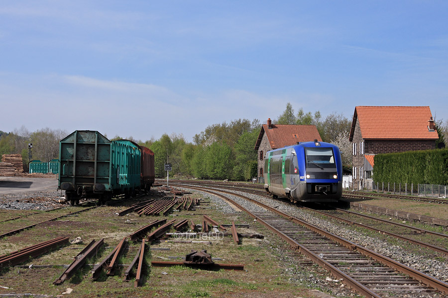 Un X 73500 Auvergnat s'appr&ecirc;te &agrave; desservir la gare de Volvic sur un train &agrave; destination de Clermont-Ferrand.