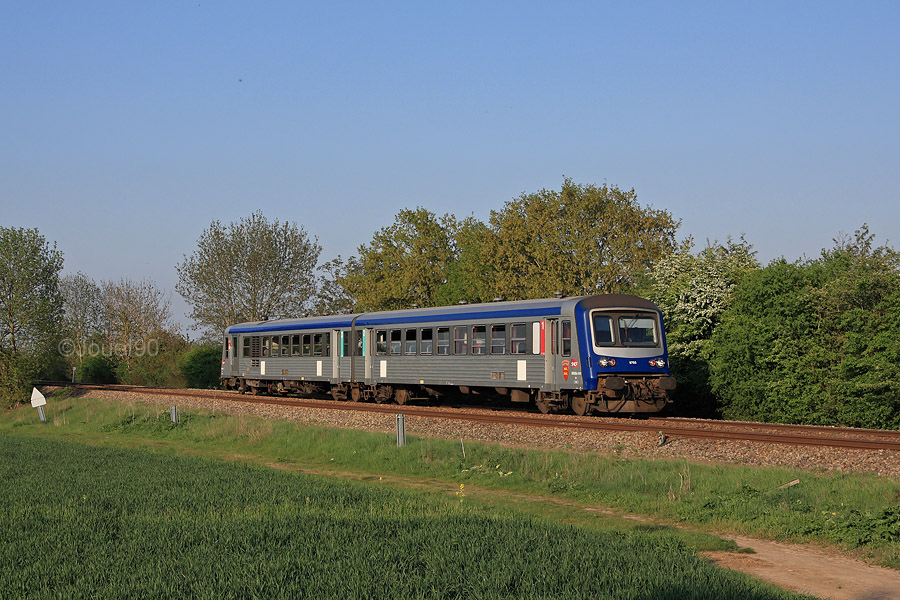 L'X 4793 / XR 8793 (blasonn&eacute; "Vire" sur l'X et "Normandie" sur la XR) passe dans la paisible campagne de l'Eure alors qu'il assure un TER pour Argentan.