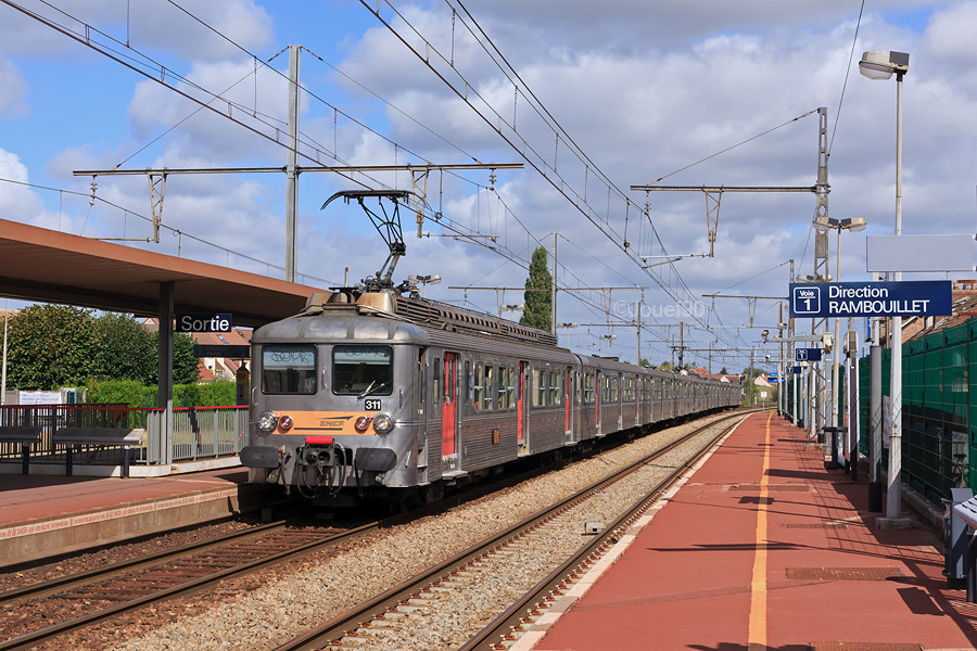 Une UM de Z 5300 ex-Villeneuvoises assure ce train de banlieue à destination de Rambouillet.
