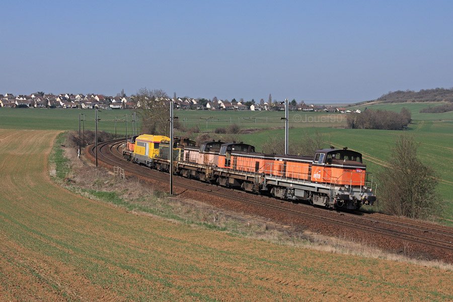 Le BB 64607 m&egrave;ne quatre autres BB 63500 et le BB 67625 sortant tout juste de RG, sur ce train de machines Infrastructure en provenance d'Ach&egrave;res et &agrave; destination du Bourget. Ce train marque un arr&ecirc;t &agrave; Trappes et &agrave; Villeneuve-St-Georges afin de d&eacute;poser ou r&eacute;cup&eacute;rer des machines de l'Infra.