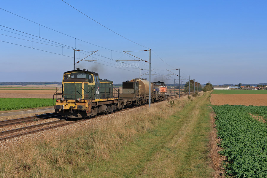 Un BB 63500 Vert assure la traction de la rame K&auml;rcher A / D de Trappes sur la tourn&eacute;e &agrave; destination de Dreux. Un BB 64600 assure le sablage en queue pour &eacute;viter les patinages ou enrayages &agrave; un &eacute;ventuel train suiveur.