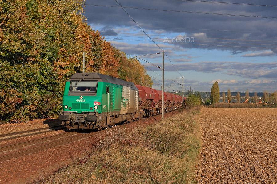 Arriv&eacute; en UM avec un BB 75400, le BB 75122 est vu repartant seul en t&ecirc;te de cette rame de tr&eacute;mies vides pour les carri&egrave;res de L'Oraille.