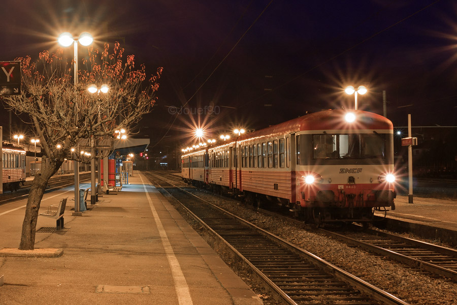 Les X 4623 / XR 8433 et X 4689 / XR 8686 attendent de partir avec un TER pour Montchanin. Sur la gauche, l'X 4687 / XR 8683 vient d'arriver avec le TER 874054 Vic-le-Comte - Moulins-sur-Allier.