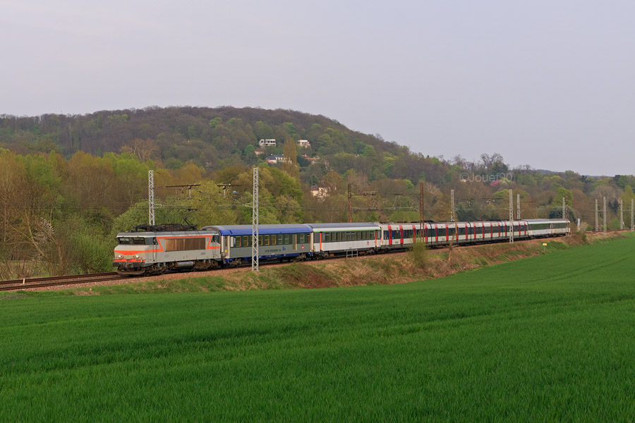 La BB 22223 du PAC Transilien assure la traction de ce train d'acheminement qui emm&egrave;ne vers le Technicentre de Rennes ce MI 79.