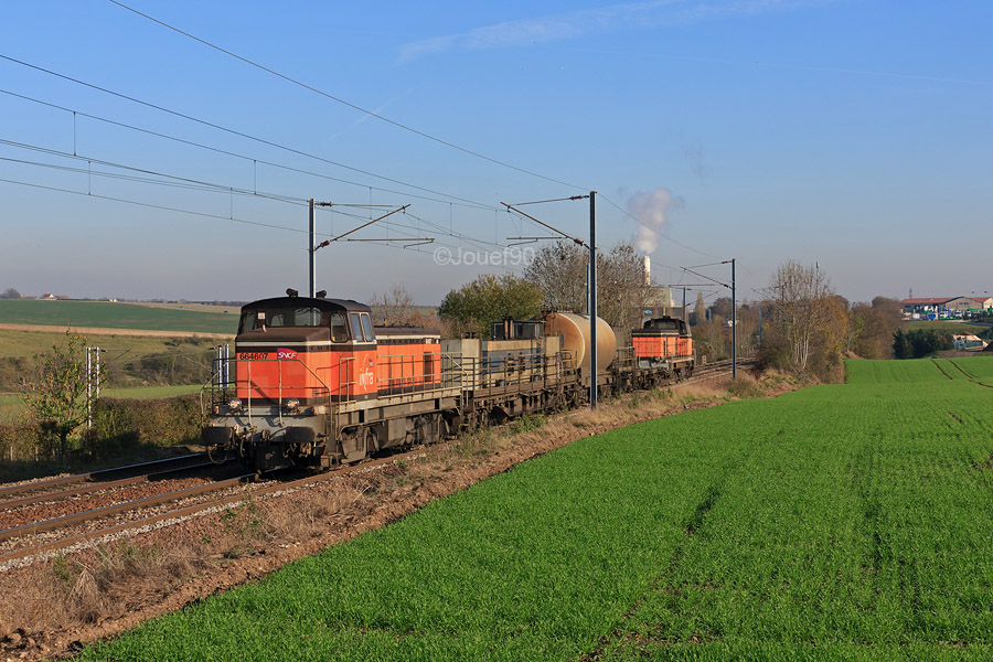 Deux machines en livr&eacute;e Arzens (BB 64607 ex-BB 63849 en t&ecirc;te et BB 63804 en queue) encadrent la rame k&auml;rcher A et D sur la tourn&eacute;e de Paris-Rive-Gauche. La machine de queue effectue le sablage pour &eacute;viter tout patinages ou enrayages aux trains suiveurs.