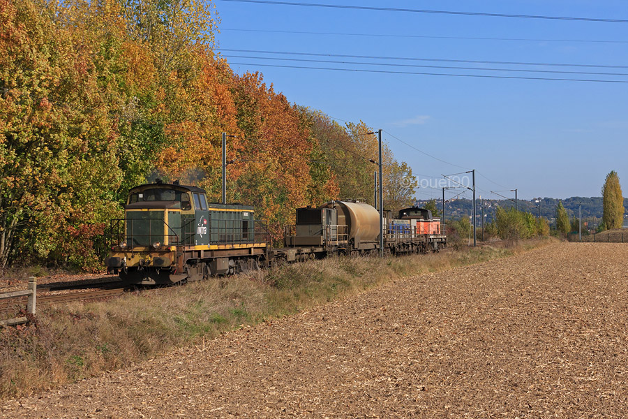 Le BB 63802 est vu sous les couleurs d'automne en t&ecirc;te de la rame K&auml;rcher A et D de Trappes. Le BB 64612 est en fin de convoi pour assurer le sablage de la voie, afin d'&eacute;viter les patinages et les enrayages aux trains suiveurs.