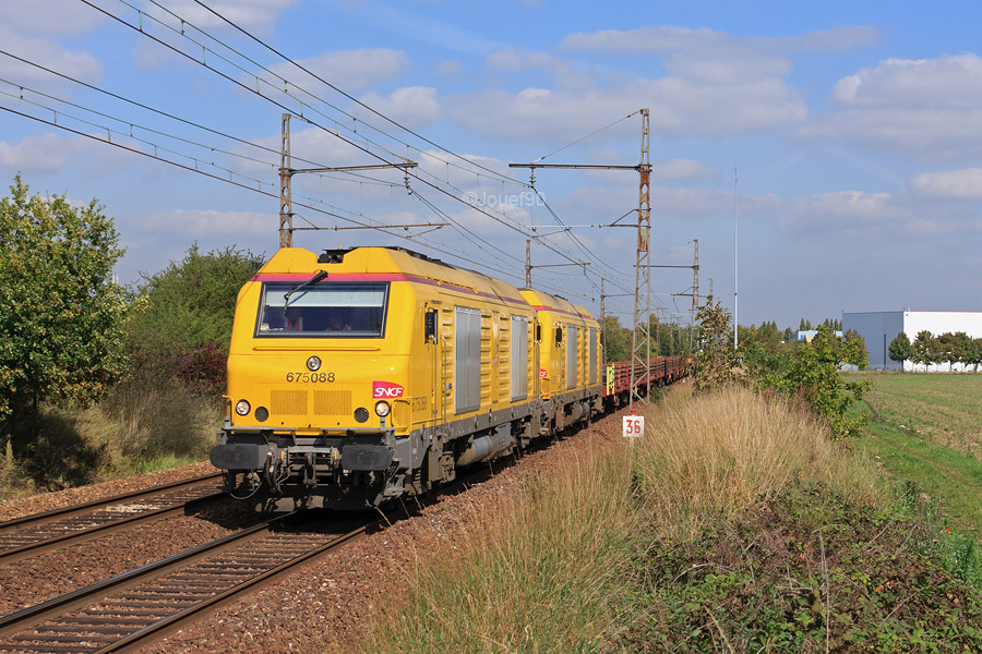 Une UM de BB 75000 assure la traction de ce train de longs rails soud&eacute;s &agrave; destination de la base de travaux LGV.
