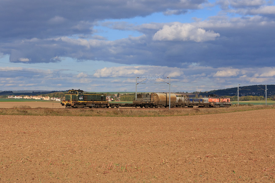 Une BB 64600 et un BB 63500 sont vus sous une belle lumi&egrave;re alors qu'ils assurent la tourn&eacute;e Karcher 2011 de Paris-Rive-Gauche.