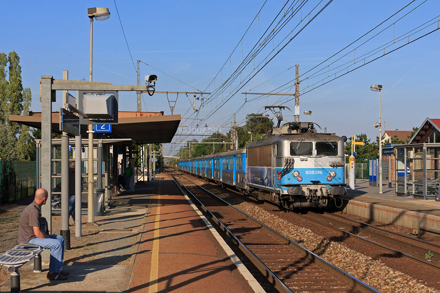 A quelques mois du retrait d&eacute;finitif, deux RIO 88 Isabelle sont vues derri&egrave;re une BB 8500 de Montrouge sur ce train &agrave; destination de Chartres.