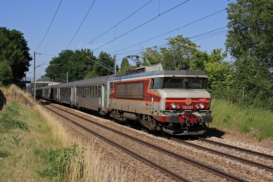 La BB 15022 en livr&eacute;e TEE passe Neauphlette en t&ecirc;te d'un IC &agrave; destination de Caen.