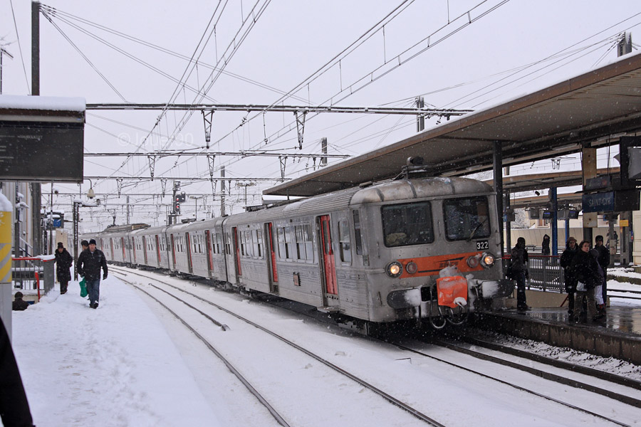 Alors que la neige continue de tomber, une UM de Z 5300 s'apprête à desservir la gare de St-Cyr avec environ 15 minutes de retard.
