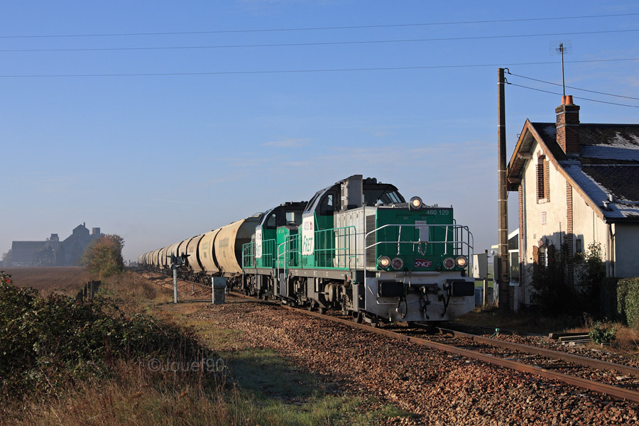 Une UM de BB 60000 est vue en t&ecirc;te d'une rame de wagons c&eacute;r&eacute;aliers pour le triage de Chartres.