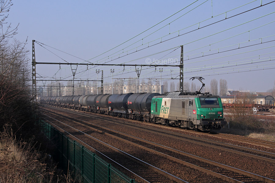 Apr&egrave;s un rebroussement &agrave; Trappes, la BB 27082 repart en direction de Paris-Vaugirard avec les citernes destin&eacute;es &agrave; la CPCU (Compagnie Parisienne de Chauffage Urbain).