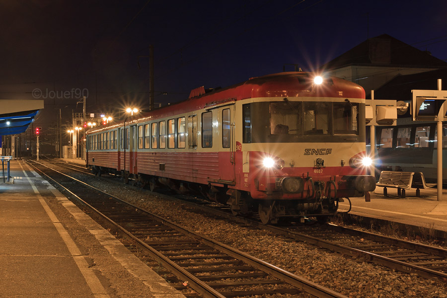 L'X 4687 / XR 8684 est vu en cette fin d'ann&eacute;e 2008 attendant en gare de Moulins sur un TER pour Nevers.