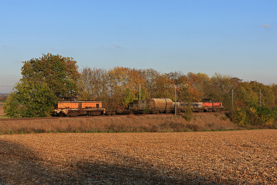 Alors que le soleil se rapproche petit &agrave; petit de l'horizon, le train k&auml;rcher passe La-Queue-les-Yvelines dans une ambiance automnale.