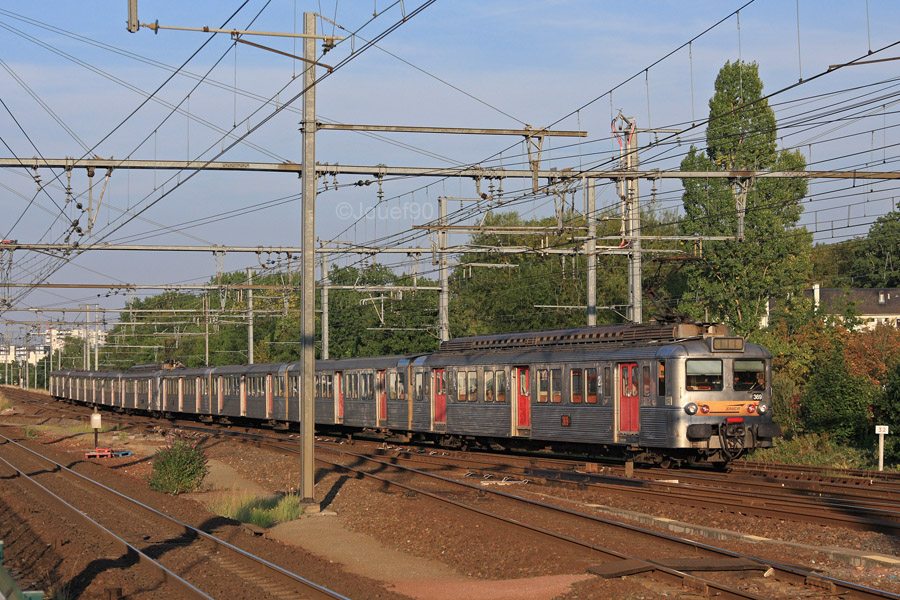 Une UM de Z 5300, dont la Z 5369 ex-Villeneuvoise en tête, assure un train RIPI à destination de Rambouillet.