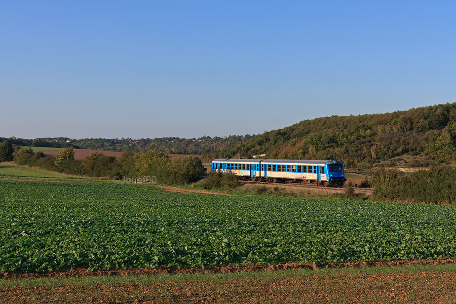 L'X 4776 / XR 8776 est vu peu avant son terminus, Dreux, sur un TER en provenance d'Argentan.
