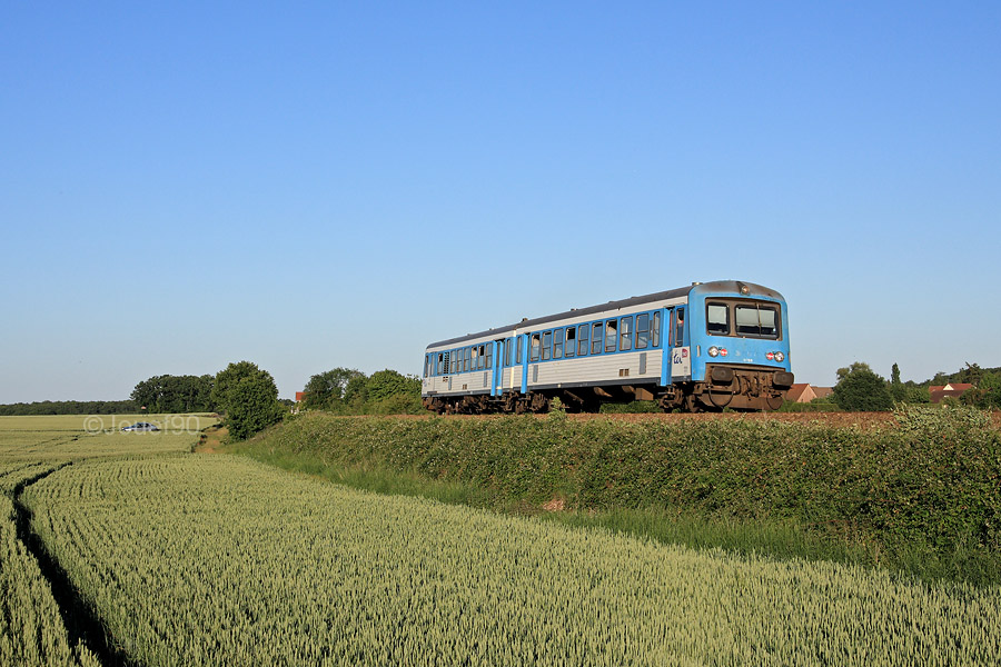 L'X 4755 / XR 8755  est vu sous la douce lumi&egrave;re du soir alors qu'il assure un TER pour Dreux.