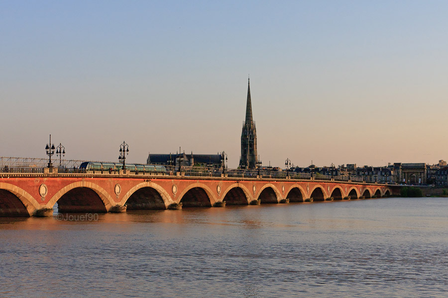 Un tramway Citadis bordelais en version sept caisses circule entre M&eacute;rignac Centre et les hauteurs de la rive droite de la Garonne. Il est vu alors qu'il franchit le Pont de Pierre.